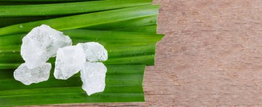 Kristal berrak alyum küpleri ya da yeşil yapraklı potasyum alyum. Kimyasal bileşik madde. Güzellik, kaplıca ve koltuk altı tedavi kavramı endüstriyel.                                