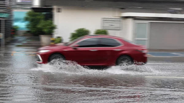 Blur Carro Correndo Salpicando Água Inundação Rua Inundada Que Causada — Fotografia de Stock