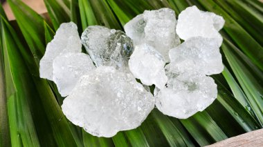 Kristal berrak alyum küpleri ya da yeşil yapraklı potasyum alyum. Kimyasal bileşik madde. Güzellik, kaplıca ve koltuk altı tedavi kavramı endüstriyel.                                