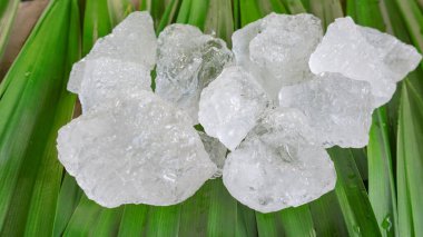 Kristal berrak alyum küpleri ya da yeşil yapraklı potasyum alyum. Kimyasal bileşik madde. Güzellik, kaplıca ve koltuk altı tedavi kavramı endüstriyel.                                