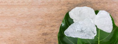 Kristal berrak alyum küpleri ya da yeşil yapraklı potasyum alyum. Kimyasal bileşik madde. Güzellik, kaplıca ve koltuk altı tedavi kavramı endüstriyel.