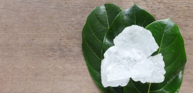 Kristal berrak alyum küpleri ya da yeşil yapraklı potasyum alyum. Kimyasal bileşik madde. Güzellik, kaplıca ve koltuk altı tedavi kavramı endüstriyel.