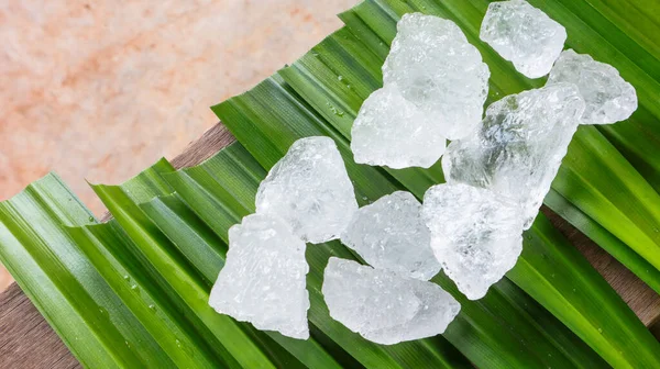 Cubos Alumbre Cristalino Alumbre Potásico Sobre Hoja Verde Sustancia Química —  Fotos de Stock