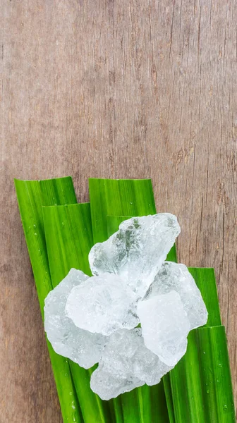Kristal Berrak Alyum Küpleri Yeşil Yapraklı Potasyum Alyum Kimyasal Bileşik — Stok fotoğraf
