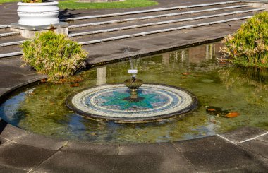 Bahçede fıskiyeler ve heykeller var. Auckland Alanı, Auckland, Yeni Zelanda