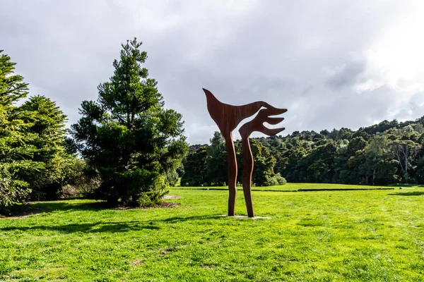 Sanat eserleri sergileniyor. Botanik Bahçeleri, Auckland, Yeni Zelanda
