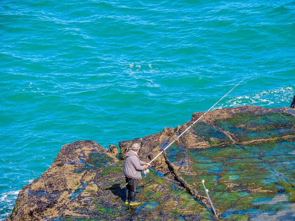 Pessoas Que Pescam Fora Das Rochas Murawai Beach Auckland Nova — Fotografia de Stock