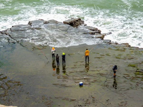 Pessoas Que Pescam Fora Das Rochas Murawai Beach Auckland Nova — Fotografia de Stock