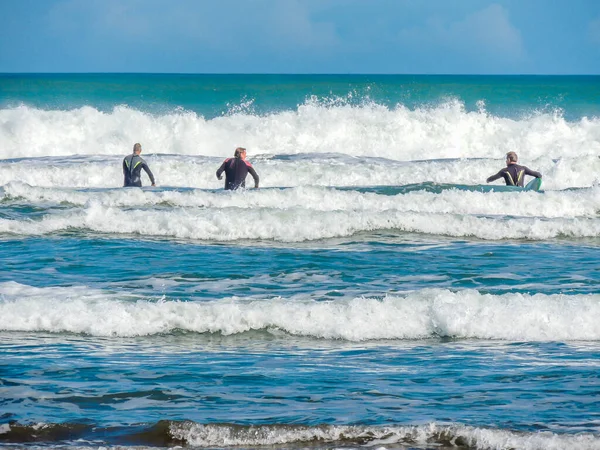 Surfeurs Frappant Les Vagues Piha Beach Auckland Nouvelle Zélande — Photo