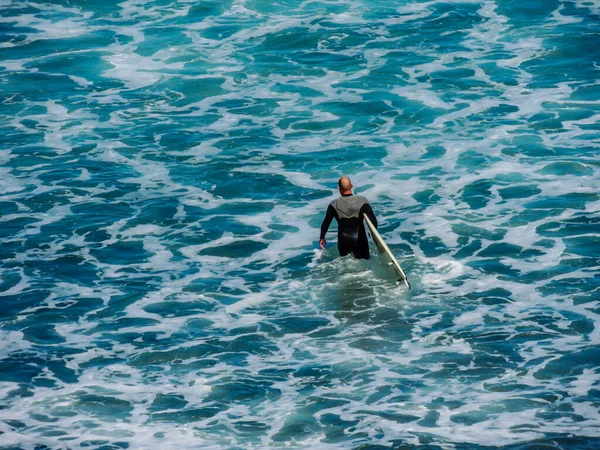 Surfeurs Frappant Les Vagues Piha Beach Auckland Nouvelle Zélande — Photo