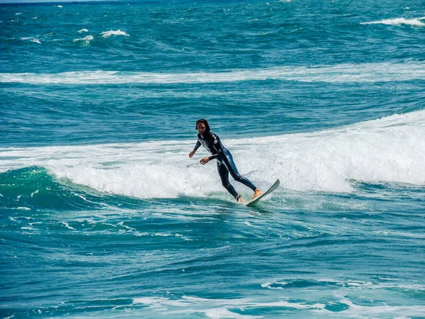 Серфери Вдаряють Хвилі Пляжі Піха Окленді Нова Зеландія — стокове фото