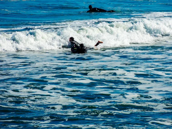뉴질랜드 오클랜드 의피하 해변에서 파도타기를 사람들 — 스톡 사진