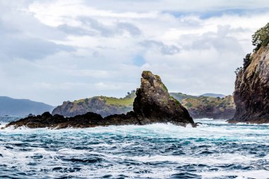 Kiralık bir tekneden adaların manzarası. Adalar Körfezi, Yeni Zeland