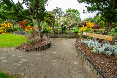 Flora ve Hayvanat Bahçesi turistlere duraklama fırsatı veriyor. Hükümet Bahçeleri, Rotarua, Yeni Zelanda