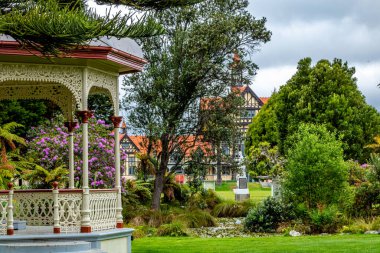 Hükümet Bahçeleri, Rotarua, Yeni Zelanda turlarında evler ve heykeller çok popülerdir.