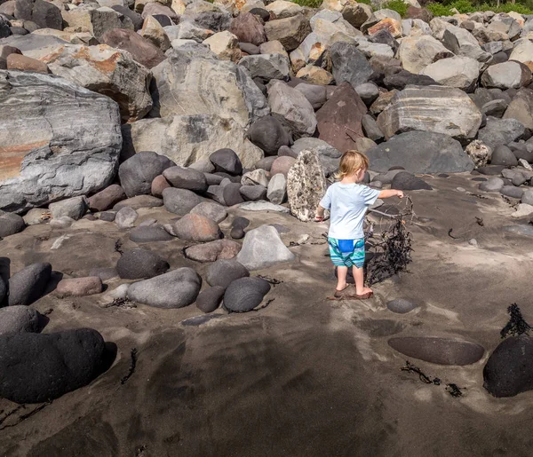 Família Brincando Praia Areia Preta Middleton Beach Christchurch Nova Zelândia — Fotografia de Stock