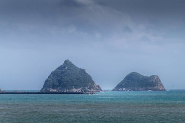 Mataora ve Pararaki adaları denizden yükseliyor. Yeni Plymouth, Yeni Zelanda