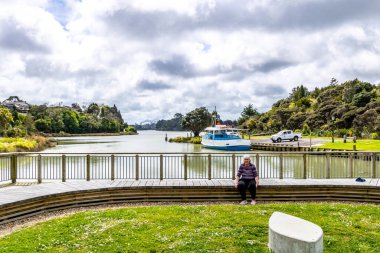 Waikato Nehri 'nde huzurlu bir ortam. Waiaku, Auckland, Yeni Zelanda
