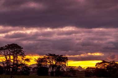 Kırsal kesimde renkli güneş batıyor. Taranaki, Yeni Zelanda
