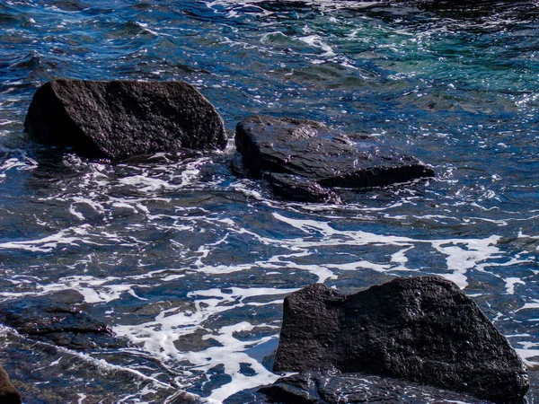 해변의 바위에는 파도가 옵니다 오클랜드 뉴질랜드 — 스톡 사진