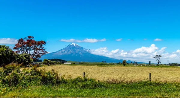 Όρος Ταρανάκη Υψώνεται Στο Βάθος Της Υπαίθρου Taranaki Νέα Ζηλανδία — Φωτογραφία Αρχείου