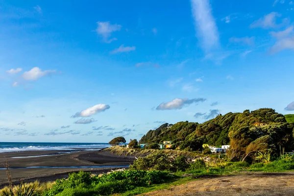 Rullende Bølger Sort Sand Strålende Grøn Vegetation Fremhæver Besøg Stranden - Stock-foto