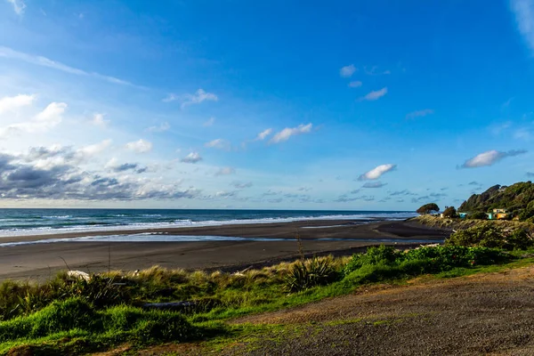 Rullende Bølger Sort Sand Strålende Grøn Vegetation Fremhæver Besøg Stranden - Stock-foto