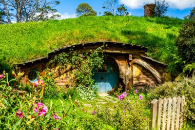Film setinden Hobbiton 'a doğru yürürken görülecek ve bakılacak çok şey var. Matamata, Waikato, Yeni Zelanda