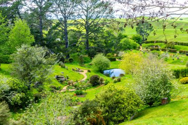 Film setinden Hobbiton 'a doğru yürürken görülecek ve bakılacak çok şey var. Matamata, Waikato, Yeni Zelanda