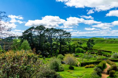 Film setinden Hobbiton 'a doğru yürürken görülecek ve bakılacak çok şey var. Matamata, Waikato, Yeni Zelanda