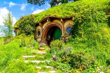 Film setinden Hobbiton 'a doğru yürürken görülecek ve bakılacak çok şey var. Matamata, Waikato, Yeni Zelanda