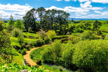 Film setinden Hobbiton 'a doğru yürürken görülecek ve bakılacak çok şey var. Matamata, Waikato, Yeni Zelanda