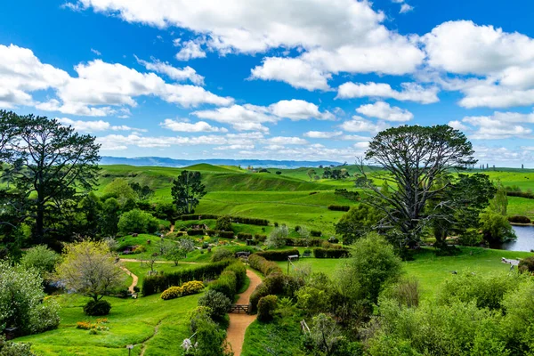 Film setinden Hobbiton 'a doğru yürürken görülecek ve bakılacak çok şey var. Matamata, Waikato, Yeni Zelanda
