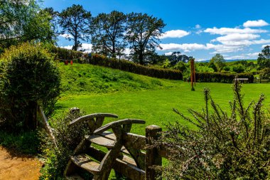 Film setinden Hobbiton 'a doğru yürürken görülecek ve bakılacak çok şey var. Matamata, Waikato, Yeni Zelanda