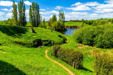 Film setinden Hobbiton 'a doğru yürürken görülecek ve bakılacak çok şey var. Matamata, Waikato, Yeni Zelanda