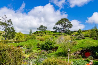 Hobbiton 'un film setinin etrafında bir yürüyüş çok renkli ve çok kalabalık bir turistik cazibedir. Matamata, Waikato, Yeni Zelanda