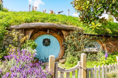 Hobbiton 'un film setinin etrafında bir yürüyüş çok renkli ve çok kalabalık bir turistik cazibedir. Matamata, Auckland, Yeni Zelanda