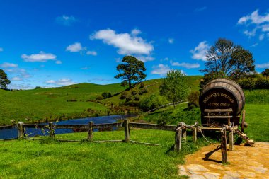 Film setinden Hobbiton 'a doğru yürürken görülecek ve bakılacak çok şey var. Matamata, Auckland, Yeni Zelanda