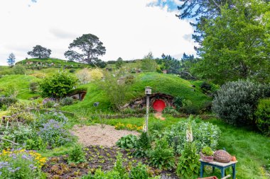 Hobbiton 'un film setinin etrafında bir yürüyüş çok renkli ve çok kalabalık bir turistik cazibedir. Matamata, Auckland, Yeni Zelanda