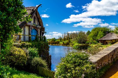 Film setinden Hobbiton 'a doğru yürürken görülecek ve bakılacak çok şey var. Matamata, Auckland, Yeni Zelanda