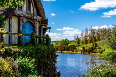 Film setinden Hobbiton 'a doğru yürürken görülecek ve bakılacak çok şey var. Matamata, Auckland, Yeni Zelanda