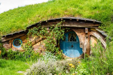 Hobbiton 'un film setinin etrafında bir yürüyüş çok renkli ve çok kalabalık bir turistik cazibedir. Matamata, Auckland, Yeni Zelanda