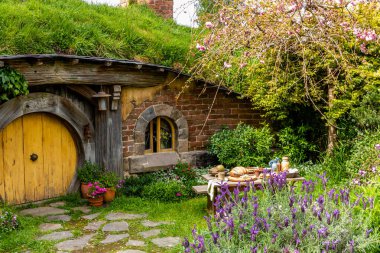 Hobbiton 'un film setinin etrafında bir yürüyüş çok renkli ve çok kalabalık bir turistik cazibedir. Matamata, Waikato, Yeni Zelanda