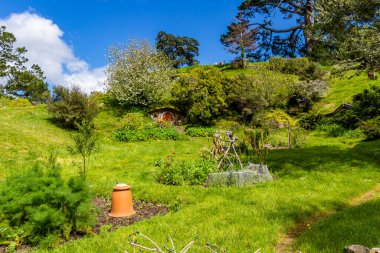 Hobbiton 'un film setinin etrafında bir yürüyüş çok renkli ve çok kalabalık bir turistik cazibedir. Matamata, Waikato, Yeni Zelanda