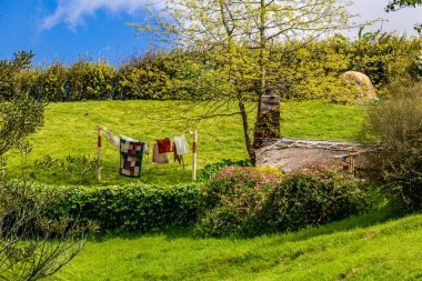 Hobbiton 'un film setinin etrafında bir yürüyüş çok renkli ve çok kalabalık bir turistik cazibedir. Matamata, Waikato, Yeni Zelanda