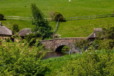 Hobbiton 'un film setinin etrafında bir yürüyüş çok renkli ve çok kalabalık bir turistik cazibedir. Matamata, Waikato, Yeni Zelanda