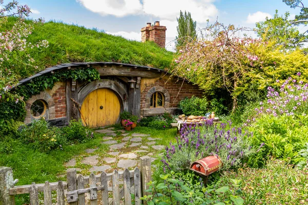 Hobbiton 'un film setinin etrafında bir yürüyüş çok renkli ve çok kalabalık bir turistik cazibedir. Matamata, Waikato, Yeni Zelanda