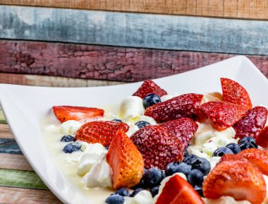Taze böğürtlen ve meriguneleri karıştırdım. Calgary, Alberta, Kanada