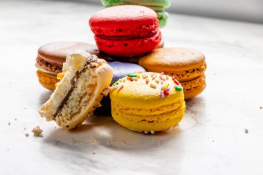 Renkli ve lezzetli Fransız makarnaları. Calgary, Alberta, Kanada