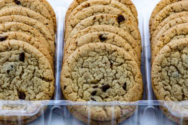 Plastik ekranda çikolata parçalı kurabiyeler. Calgary, Alberta, Kanada